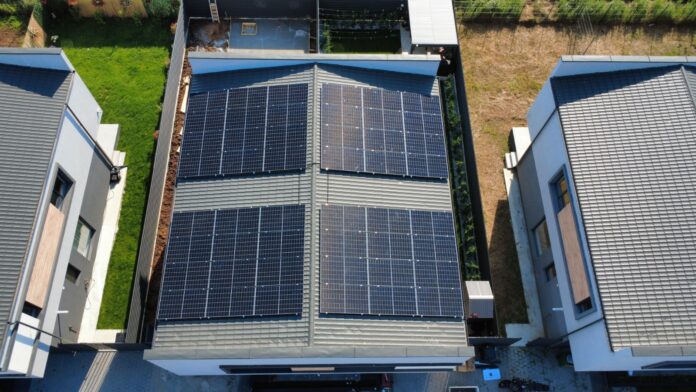 Panouri fotovoltaice în rate: cum să alegi firma ideală pentru instalare (P)