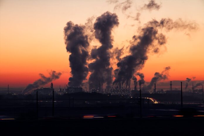 Piața petrolului în stare de alertă după recentele atacuri din Orientul Mijlociu. Ce se preconizează pentru prețul carburanților?