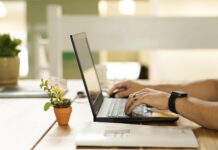 Românii au redus cumpărăturile online. Ce produse au fost scoase primele din coș.