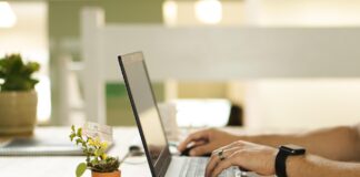 Românii au redus cumpărăturile online. Ce produse au fost scoase primele din coș.
