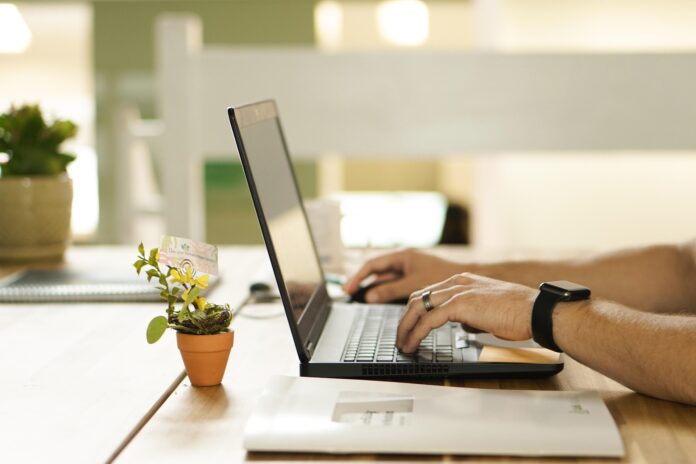 Românii au redus cumpărăturile online. Ce produse au fost scoase primele din coș.