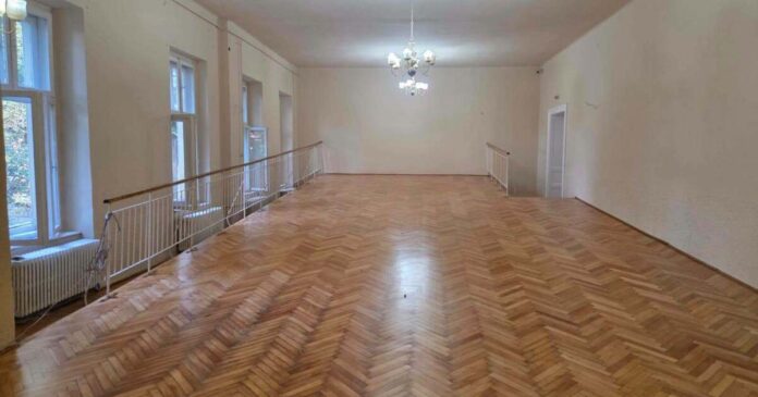 Sala festivă a Colegiului Național Bănățean, complet modernizată. Elevii vor beneficia de un sistem audio și de lumini profesioniste.