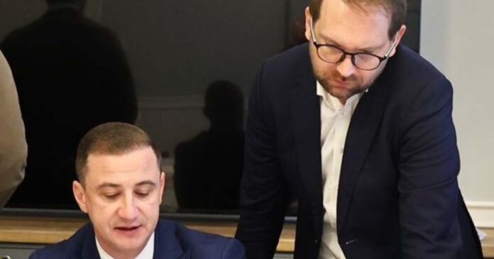 Simonis se mândrește cu „reacții pozitive” de când atacă USR. Fritz îi reamintește de „galoși”
