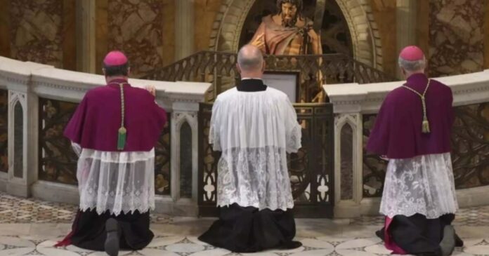 Unda de șoc a excomunicării SS Pius al X-lea a ajuns la Timișoara, printre catolicii ultraconservatori de dreapta.