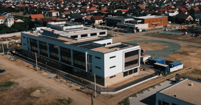 VIDEO. Liceul ecologic din Moșnița Nouă este finalizat. Investiția a depășit 4 milioane de euro.