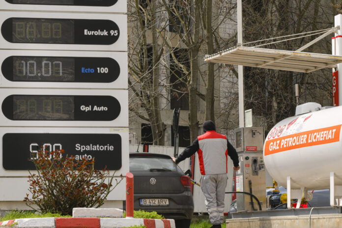 Consumul de benzină a crescut și în aprilie, dar mai puțin decât în martie. Dumitru Chisăliță (AEI): „Este un semn că populația și companiile încep să își adapteze comportamentul”.