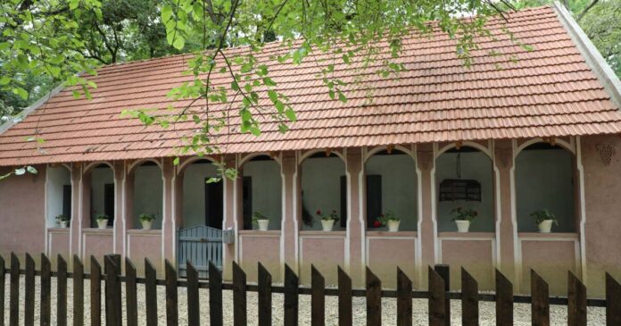 FOTOGRAFIE. O nouă gospodărie tradițională se alătură patrimoniului Muzeului Satului Bănățean. Casa din Dragșina va putea fi vizitată de public.