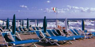 Amenzi de până la 500 de euro pentru turiștii care își „salvează” locul pe plajă. Măsuri severe în Italia.