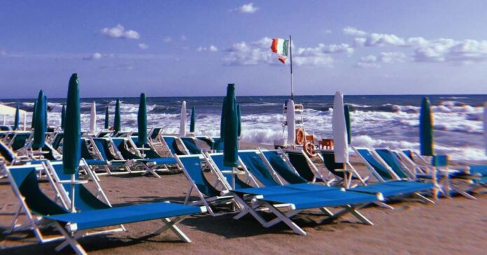 Amenzi de până la 500 de euro pentru turiștii care își „salvează” locul pe plajă. Măsuri severe în Italia.