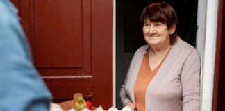 Canicula persistă în Timiș. Direcția de Asistență Socială oferă apă și alimente persoanelor vulnerabile