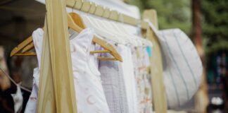 „Cu binele la încercare”, târg caritabil la Timișoara. Hainele primesc o nouă poveste.