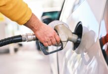 De ce au crescut prețurile la carburanți? Bolojan explică ce legătură au trenurile spre litoral.