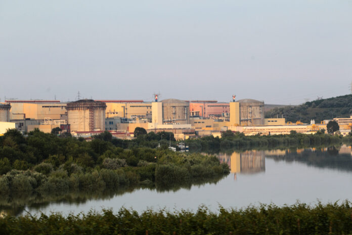 Directorul Centralei Nucleare de la Cernavodă anunță că Unitatea 2 poate opera încă cinci zile în condițiile actuale. Măsurile implementate de autorități ar putea permite alte câteva zile de funcționare.