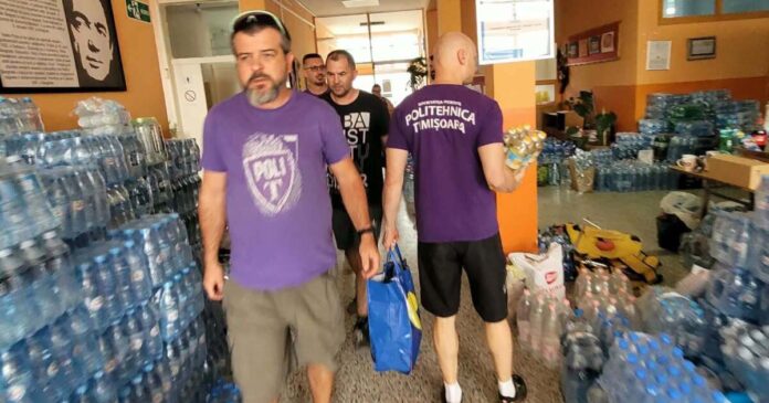 FOTO. Druckeria a trimis ajutoare în Grebenac, unde incendiile continuă să amenințe comunitatea.