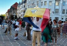 FOTO. Al doilea miting pentru Dominic Fritz, în Piața Victoriei din Timișoara. Protestatarii: „România trebuie să devină un stat de drept”