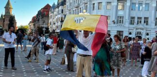 FOTO. Al doilea miting pentru Dominic Fritz, în Piața Victoriei din Timișoara. Protestatarii: „România trebuie să devină un stat de drept”