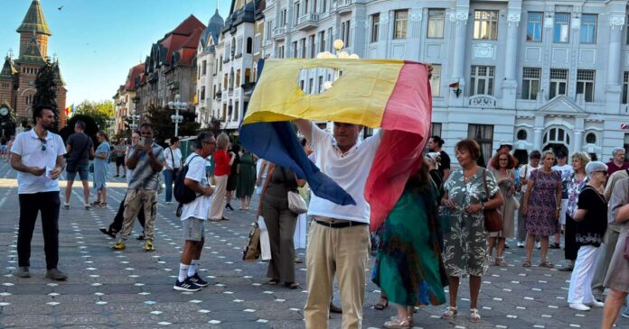 FOTO. Al doilea miting pentru Dominic Fritz, în Piața Victoriei din Timișoara. Protestatarii: „România trebuie să devină un stat de drept”