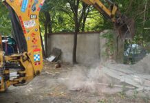 FOTO. Construcții ilegale în Girocului. Demolează pentru a amenaja o nouă parcare.