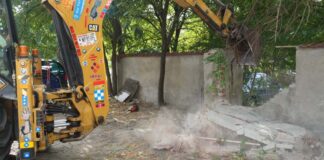 FOTO. Construcții ilegale în Girocului. Demolează pentru a amenaja o nouă parcare.
