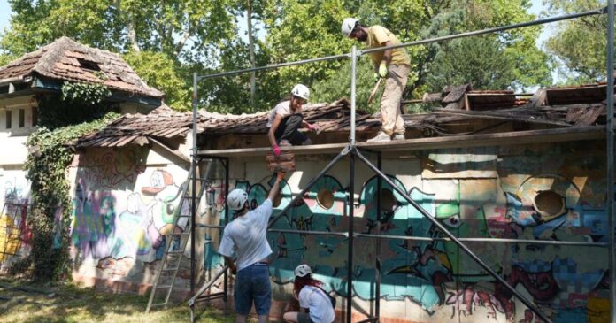 FOTO. Se desfășoară lucrări la Uszoda! Ambulanța pentru Monumente a început restaurarea și asigurarea siguranței.