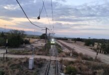 Fir de contact rupt, probabil din cauza unui utilaj agricol, pe Magistrala 100. Trenurile întârziate au fost preluate de locomotive diesel.