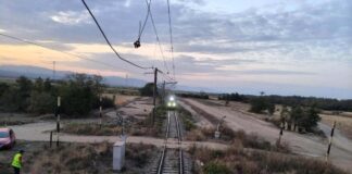 Fir de contact rupt, probabil din cauza unui utilaj agricol, pe Magistrala 100. Trenurile întârziate au fost preluate de locomotive diesel.