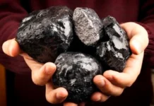 Guvernul a autorizat redeschiderea unei mine și a unei cariere pentru exploatarea unor resurse esențiale. Proiectul inițial estima venituri anuale de sute de milioane de euro.