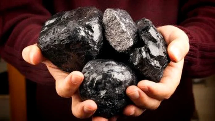 Guvernul a autorizat redeschiderea unei mine și a unei cariere pentru exploatarea unor resurse esențiale. Proiectul inițial estima venituri anuale de sute de milioane de euro.