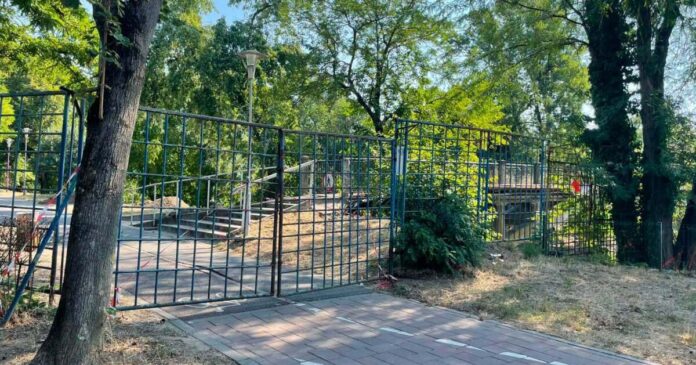 Începe demolarea Pasarelei Îndrăgostiților. Promenada dinspre Parcul Copiilor se va închide.