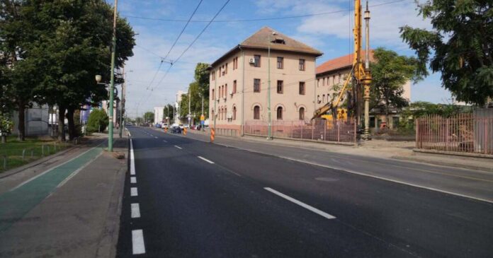 Nu doar trenurile întârzie la CFR: Lucrările la calea ferată afectează asfaltările primăriei din zona Gării de Nord.