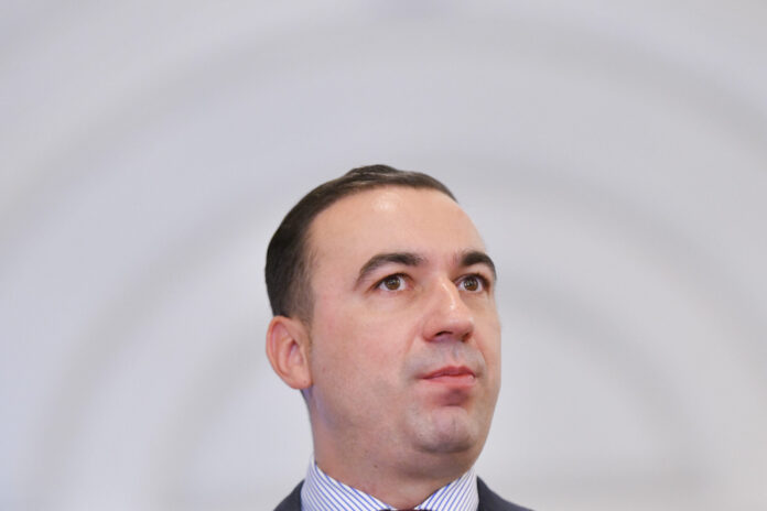 „Peste jumătate din ajutorul acordat de stat a fost consumat rapid”. Bogdan Ivan solicită controale după majorarea prețurilor la motorină.