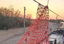 Plasă de protecție pentru șantier, atașată de firul de contact. Intervenție pe calea ferată între Tapia și Găvojdia.