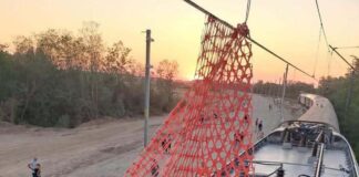 Plasă de protecție pentru șantier, atașată de firul de contact. Intervenție pe calea ferată între Tapia și Găvojdia.