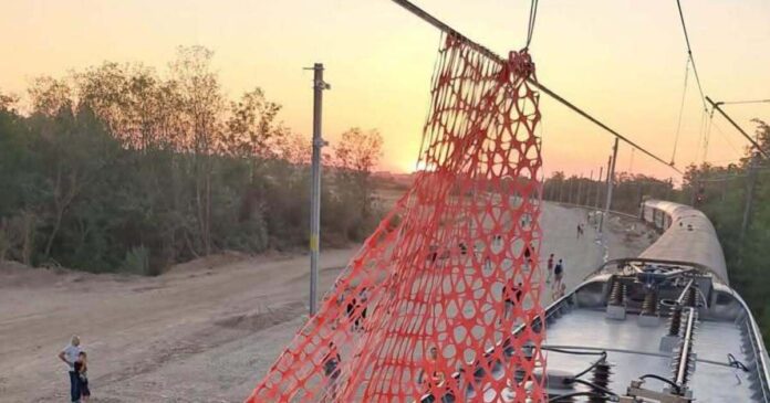 Plasă de protecție pentru șantier, atașată de firul de contact. Intervenție pe calea ferată între Tapia și Găvojdia.