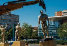 Se reface zona din fața Sălii Olimpia. Dispar statuile lui Schwarzenegger și ale celorlalți culturisti.