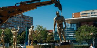 Se reface zona din fața Sălii Olimpia. Dispar statuile lui Schwarzenegger și ale celorlalți culturisti.