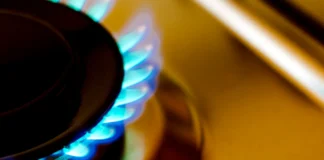 Se stabilește din nou un plafon pentru prețul gazelor destinate consumatorilor casnici până anul viitor, conform afirmațiilor fostului ministru Bogdan Ivan. Clarificările oficialilor Ministerului Energiei.