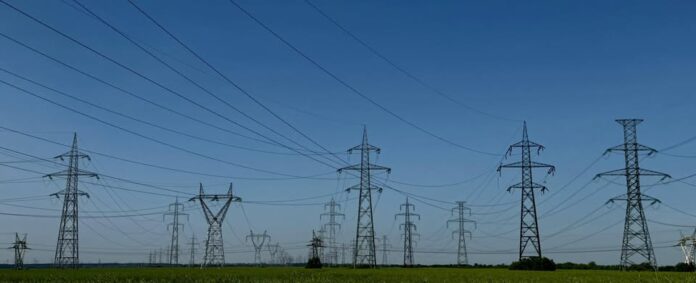 Transelectrica: Consumul de energie al românilor a fost cu aproximativ 300 MW mai mic decât prognozat, în orele de vârf.