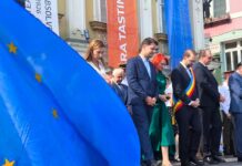 VIDEO. La mulți ani, Timișoara! La mulți ani, timișoreni! Defilare și mesaje de unitate în Piața Unirii.