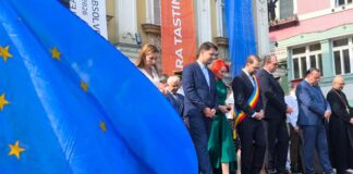 VIDEO. La mulți ani, Timișoara! La mulți ani, timișoreni! Defilare și mesaje de unitate în Piața Unirii.