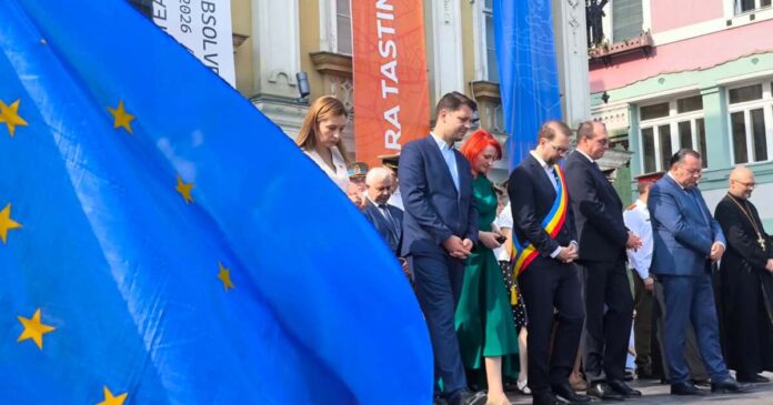 VIDEO. La mulți ani, Timișoara! La mulți ani, timișoreni! Defilare și mesaje de unitate în Piața Unirii.
