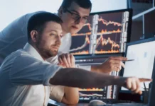 Brokerii cresc cu o treime, în timp ce băncile reduc personal și sucursale Brokerii cresc cu o treime, în timp ce băncile reduc personal și sucursale