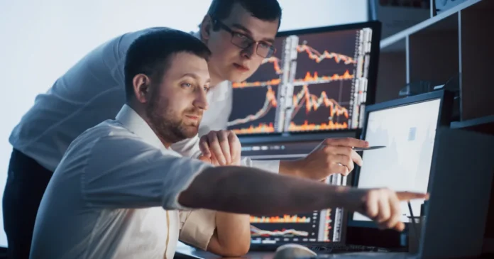 Brokerii cresc cu o treime, în timp ce băncile reduc personal și sucursale