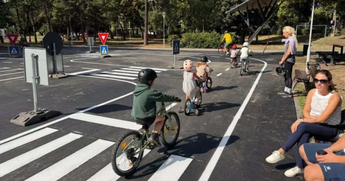 Copiii învață să meargă pe bicicletă în Parcul Copiilor. Cursuri pe noul poligon, miercuri Copiii învață să meargă pe bicicletă în Parcul Copiilor. Cursuri pe noul poligon, miercuri