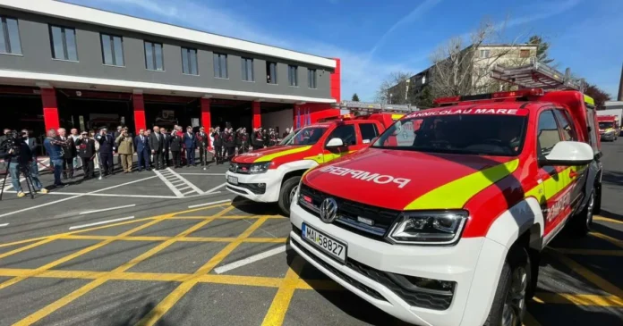 Copiii, invitați la pompieri de ziua lor. Vor vedea de aproape mașinile salvatorilor Copiii, invitați la pompieri de ziua lor. Vor vedea de aproape mașinile salvatorilor