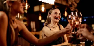 Cum să ai o apariție remarcabilă la festival, petrecere sau ieșire în oraș Cum să ai o apariție remarcabilă la festival, petrecere sau ieșire în oraș