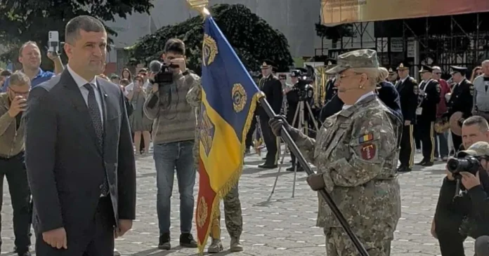 Drapel de luptă pentru Spitalul Militar Timișoara, ceremonie în Piața Victoriei Drapel de luptă pentru Spitalul Militar Timișoara, ceremonie în Piața Victoriei