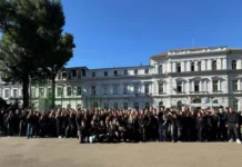 Elevii din Timiș protestează față de uniforma obligatorie: „Nu schimbă problema” Elevii din Timiș protestează față de uniforma obligatorie: „Nu schimbă problema”