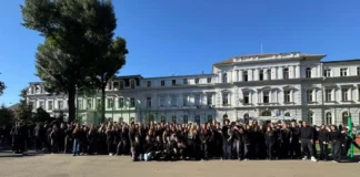 Elevii din Timiș protestează față de uniforma obligatorie: „Nu schimbă problema” Elevii din Timiș protestează față de uniforma obligatorie: „Nu schimbă problema”