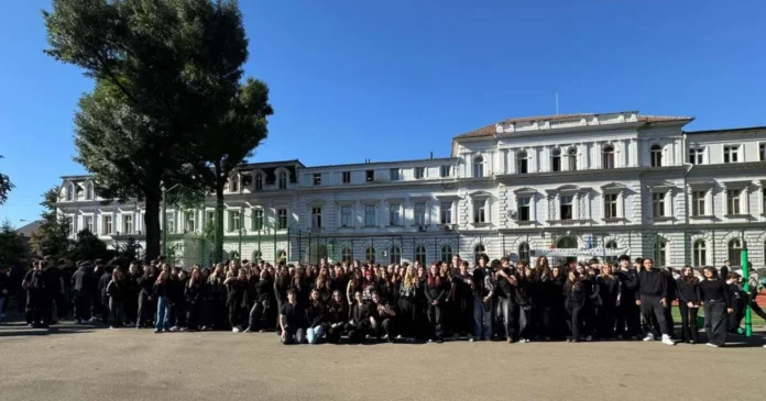 Elevii din Timiș protestează față de uniforma obligatorie: „Nu schimbă problema” Elevii din Timiș protestează față de uniforma obligatorie: „Nu schimbă problema”